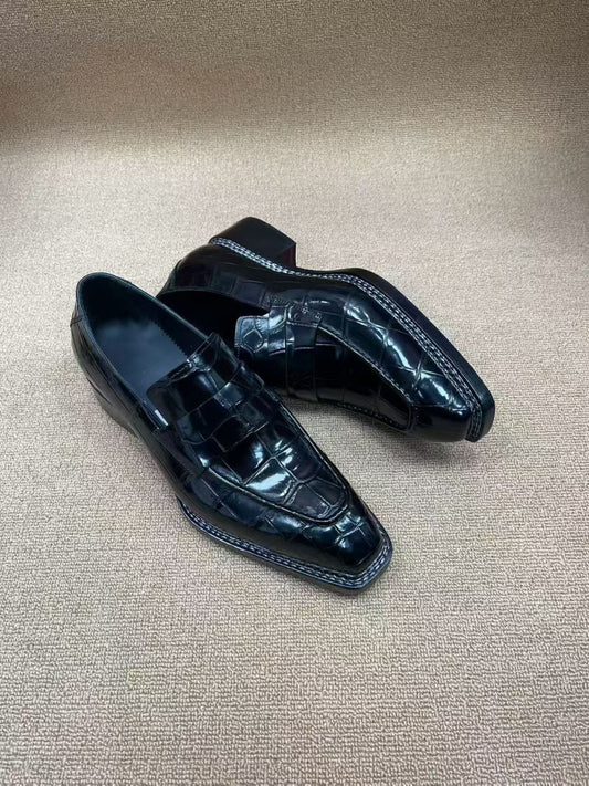 alt
Scarpe nere in pelle di coccodrillo, mocassini eleganti cuciti alla norvegese