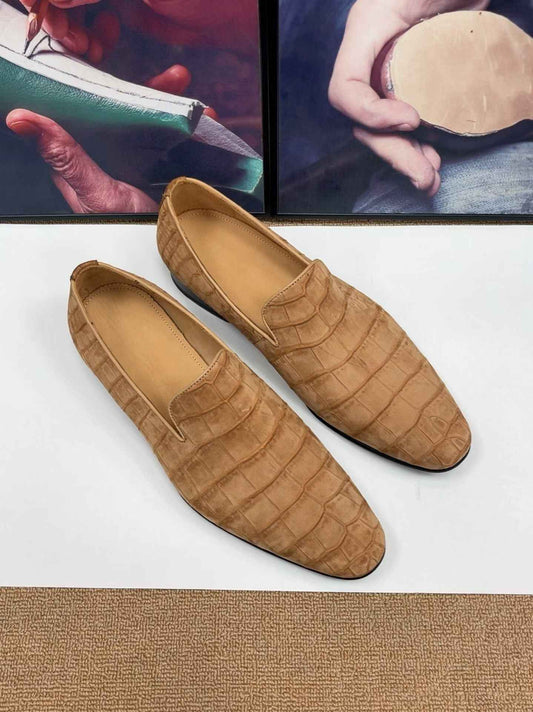 Mocassini slip-on da uomo in pelle di coccodrillo nabuk color cammello