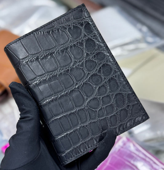 Custodia porta passaporto in pelle di coccodrillo