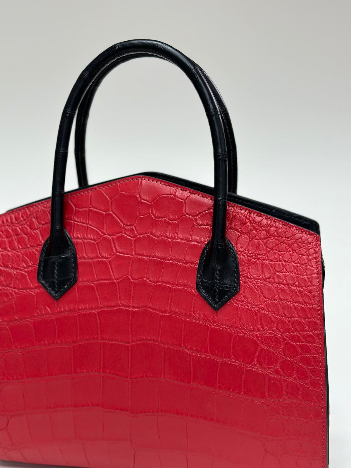 Borsa rossa con manico superiore in pelle di coccodrillo