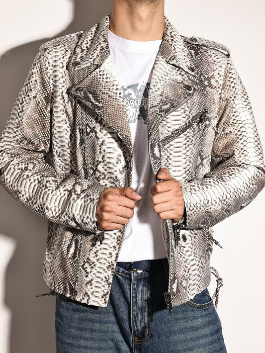 Giacca bomber da moto in pelle di pitone da uomo di Rossie Viren, dal taglio slim e con eleganti dettagli ispirati allo stile biker.