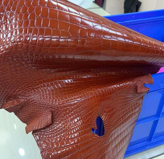Mocassini in pelle di coccodrillo rosso vino, in preordine