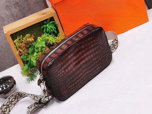 alt
Borsa clutch vintage a tracolla in vera pelle di coccodrillo marrone