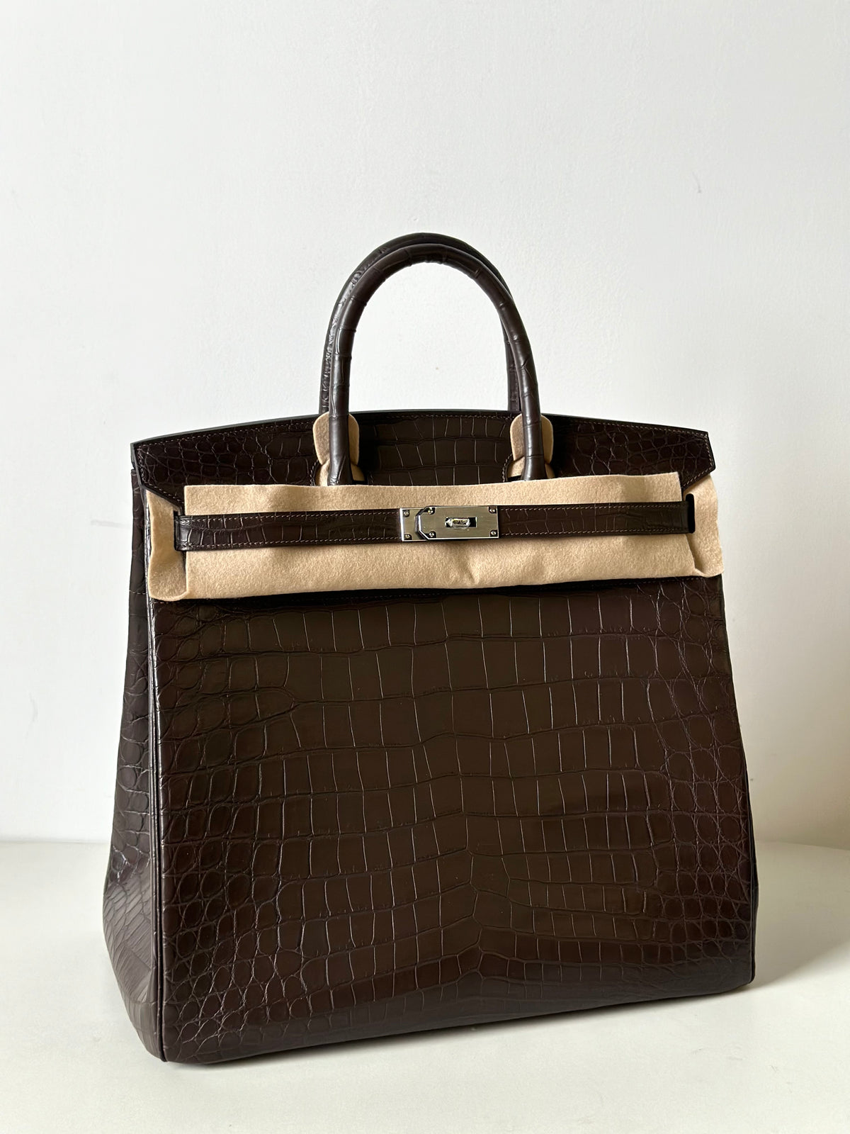 alt
In preordine, borsa business oversize 45 cm in vera pelle di coccodrillo del Nilo, con lucchetto, da ufficio