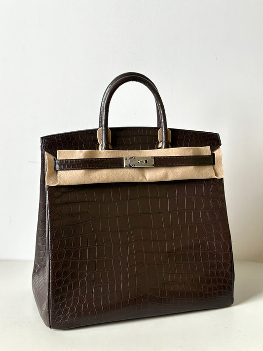 alt
In preordine, borsa business oversize 45 cm in vera pelle di coccodrillo del Nilo, con lucchetto, da ufficio