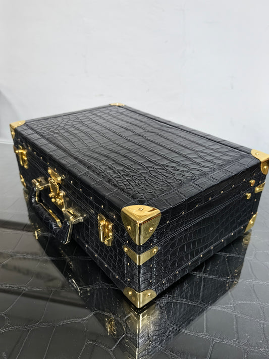 alt
Borsa scatola porta vino in vera pelle di coccodrillo