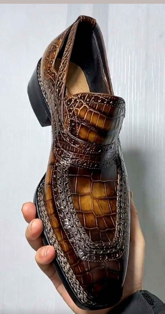 Scarpe da coccodrillo, eleganti loafer Norvegesi cuciti in pelle di coccodrillo marrone vintage