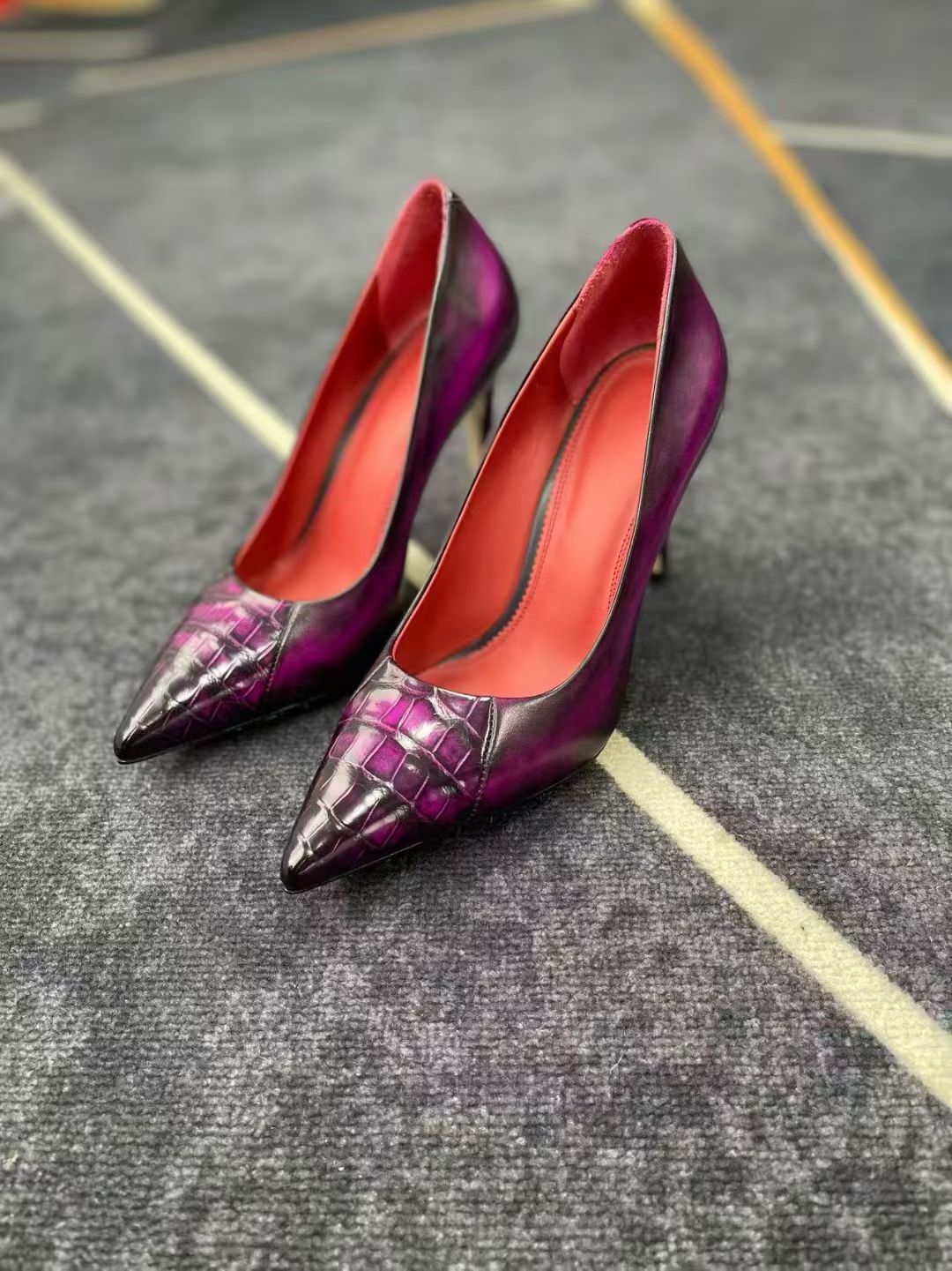 alt
Scarpe con tacco alto in coccodrillo, scarpe vintage da donna fatte interamente a mano in vera pelle di coccodrillo con tacco alto
