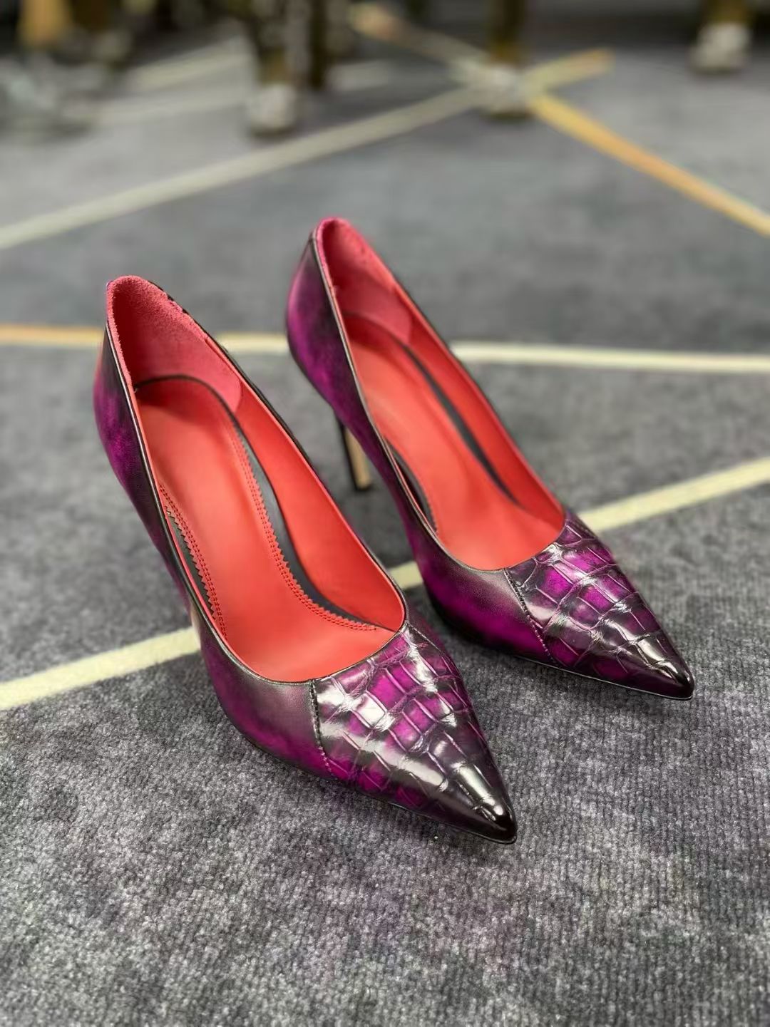 alt
Scarpe con tacco alto in coccodrillo, scarpe da donna vintage fatte a mano in vera pelle di coccodrillo con tacco alto