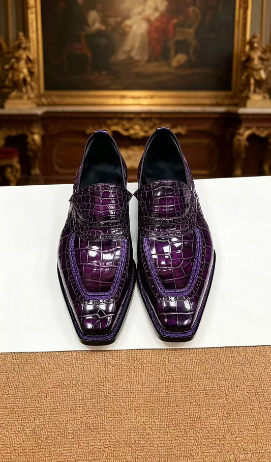 Mocassini eleganti viola vintage in pelle di coccodrillo, cucitura norvegese