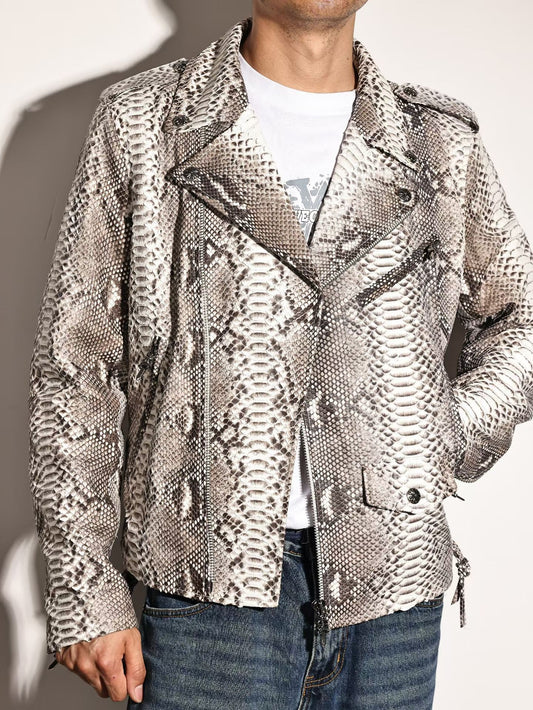 Giacca da moto in pelle con stampa pitone da uomo di Rossie Viren, bomber slim fit con dettagli effetto pelle di pitone e stile biker grintoso.