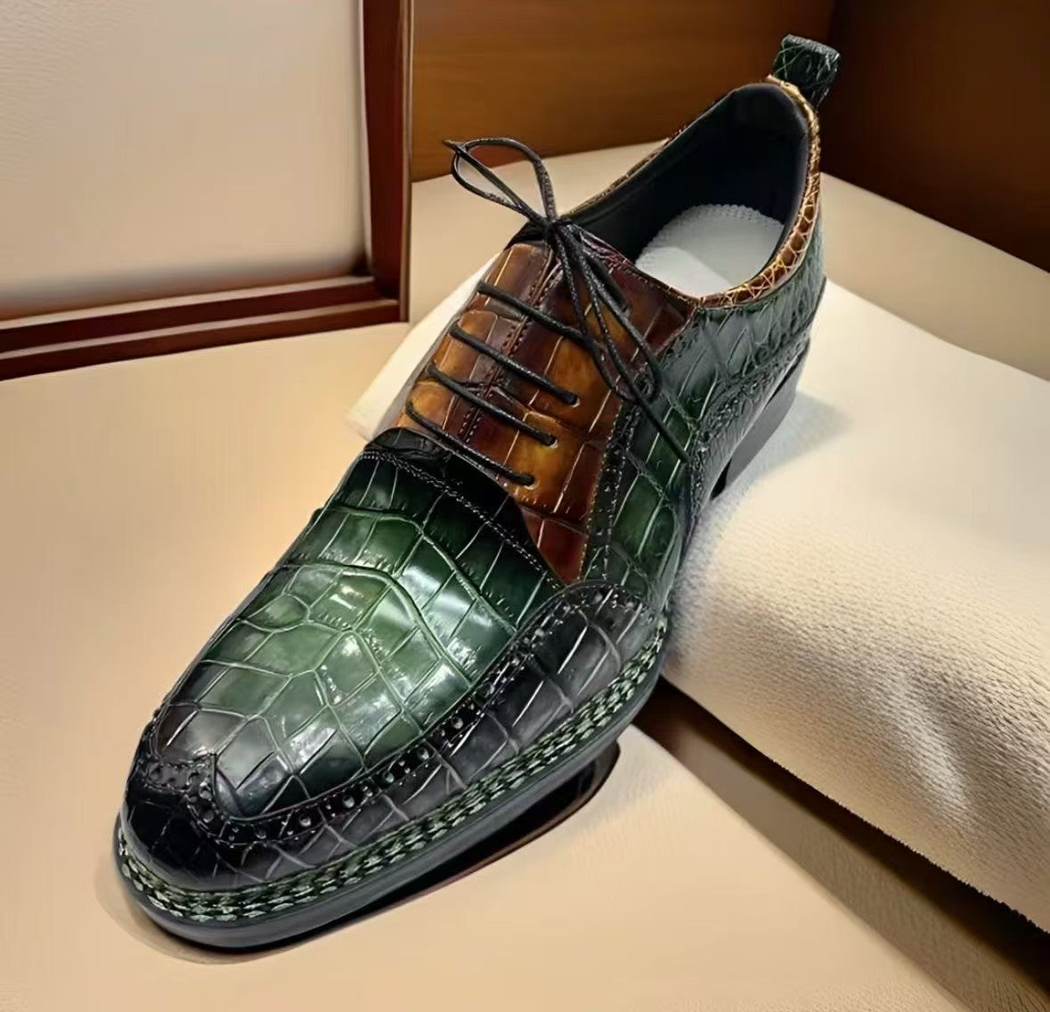 alt
Crocodile Shoes, scarpe stringate da uomo vintage verde/tan con cucitura norvegese a contrasto