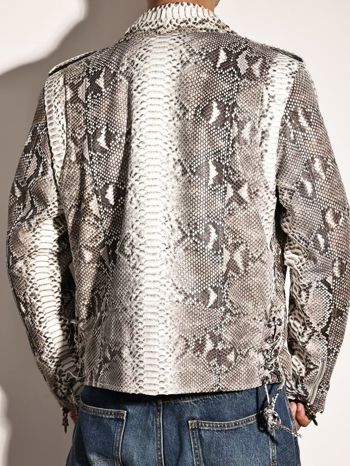 Giacca da uomo in pelle di pitone Rossie Viren, bomber da moto slim fit con texture effetto pitone, ideale per biker e look casual.