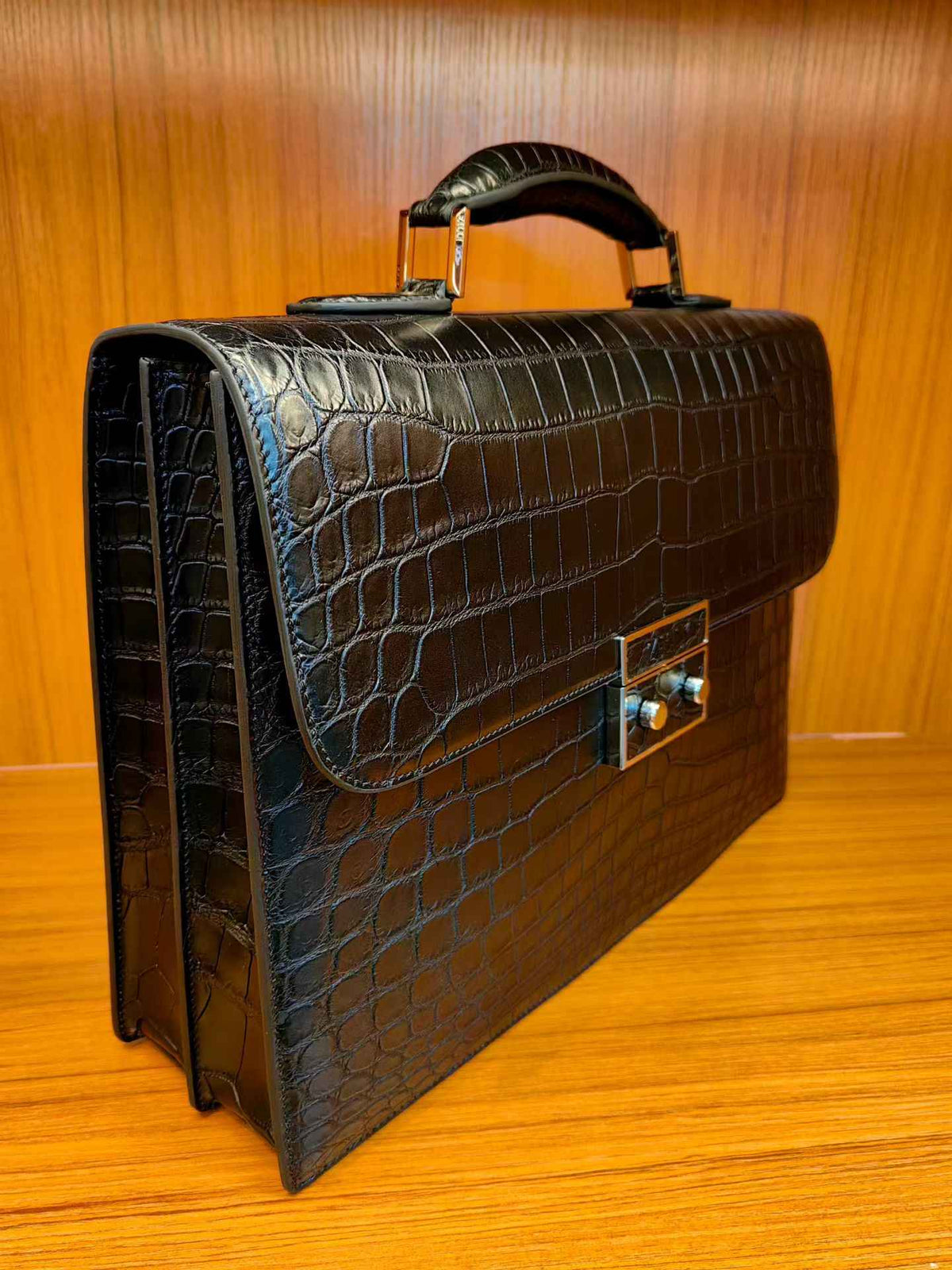 Borsa valigetta nera in vera pelle di coccodrillo