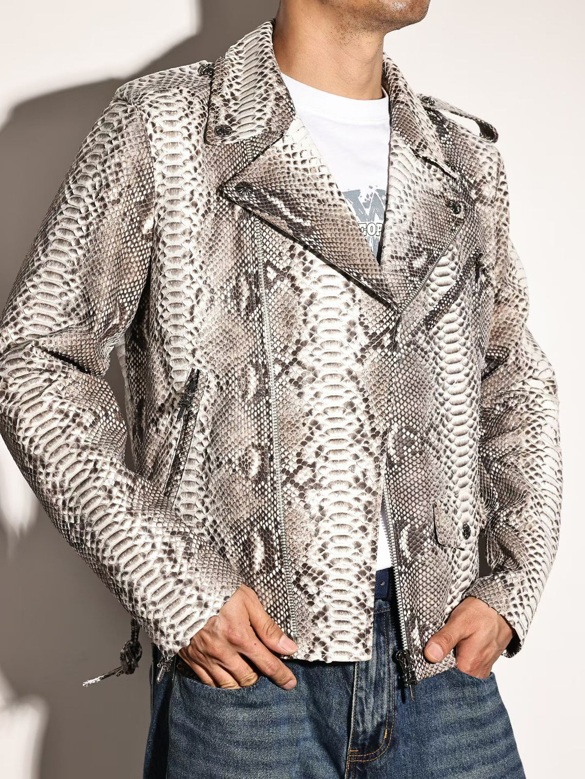 Giacca da moto da uomo in pelle di pitone Rossie Viren, dal taglio slim e dal classico stile bomber da biker.