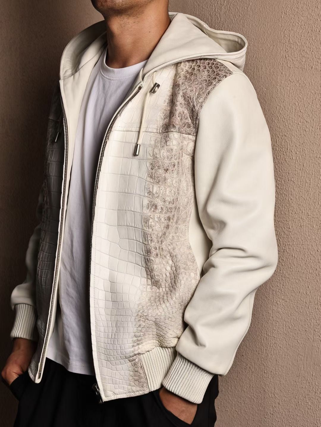 alt
Giacca con cappuccio da uomo premium in vera pelle di coccodrillo himalayano, in vera pelle di agnello
