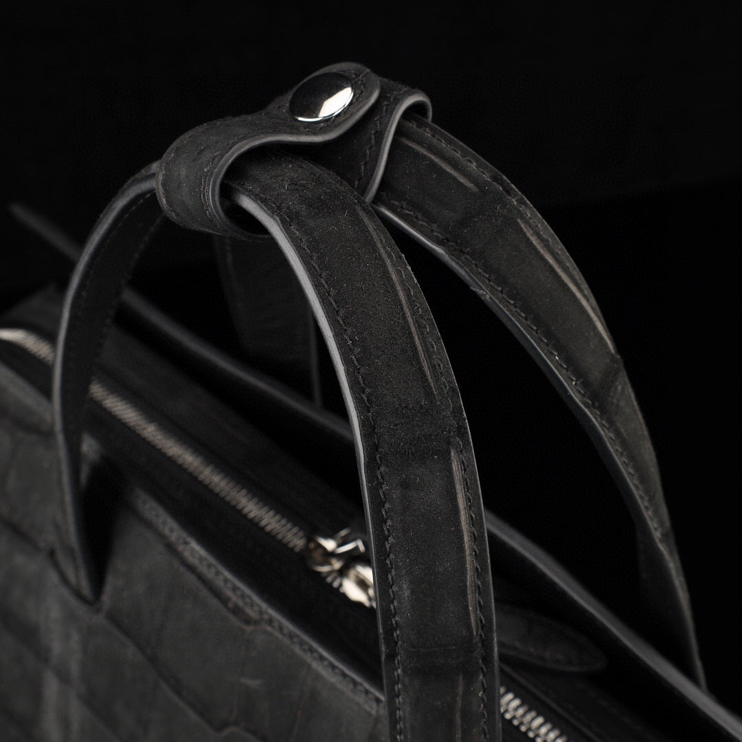 Borsa tote/duffel grande nera con manico superiore in vera pelle di coccodrillo sabbiata