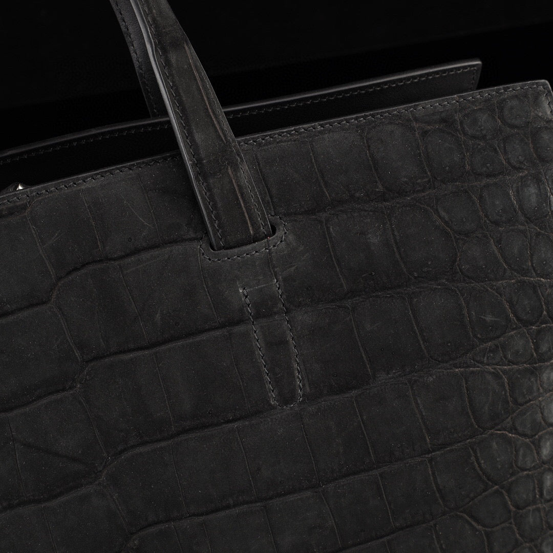 alt
Borsa tote grande nera in vera pelle di coccodrillo levigata con manico superiore