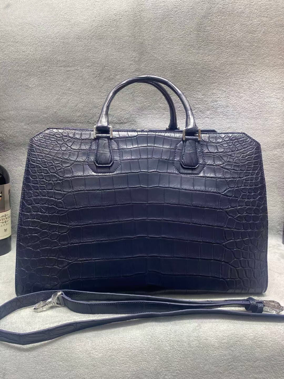alt
Borsa da viaggio duffle in pelle effetto pelle di coccodrillo nera opaca e blu scuro