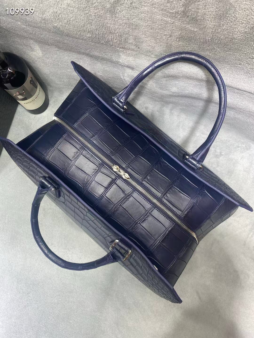 alt
Borsa da viaggio duffle in pelle effetto pelle di coccodrillo nero opaco e blu scuro