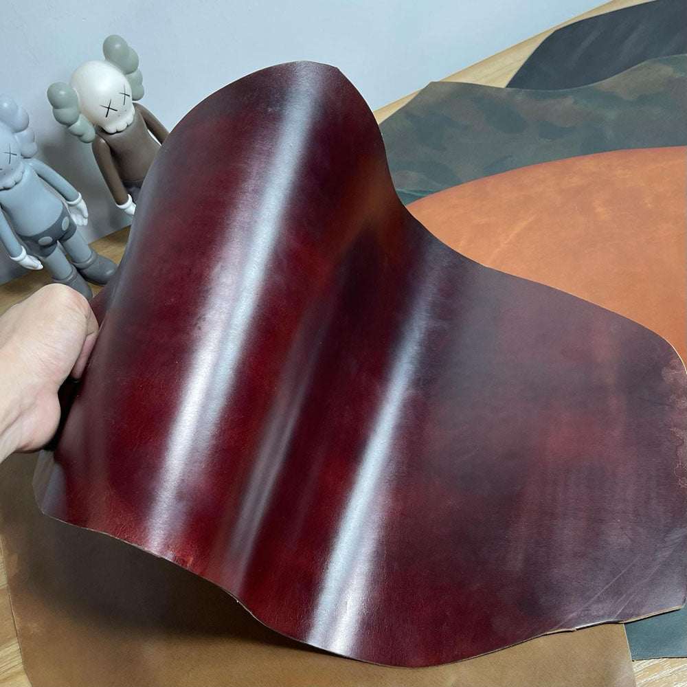Genuine scarpe allacciate in pelle Shell Cordovan, punta tonda, di Rossie Viren, con lavorazione classica e finitura lucida.