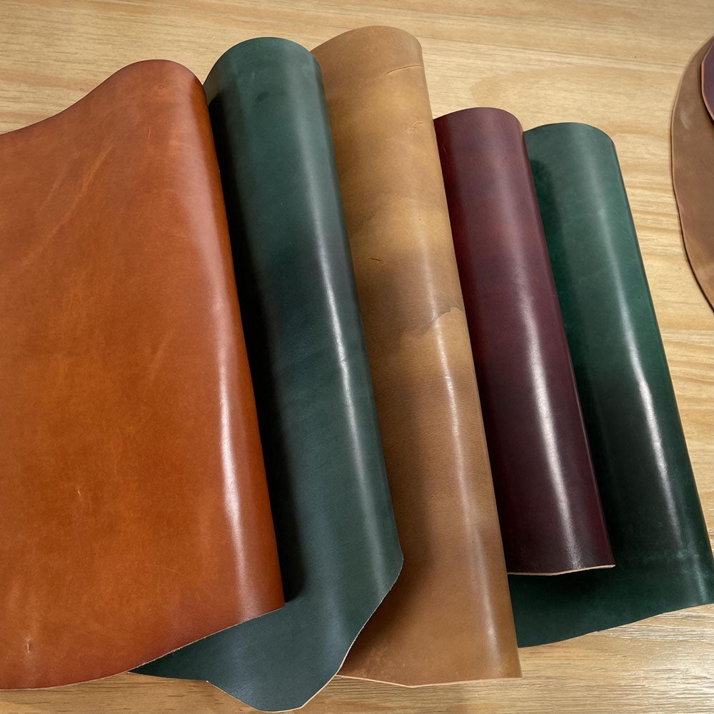 Scarpe stringate a punta tonda in vera pelle Shell Cordovan di Rossie Viren, con finitura lucida e design classico.