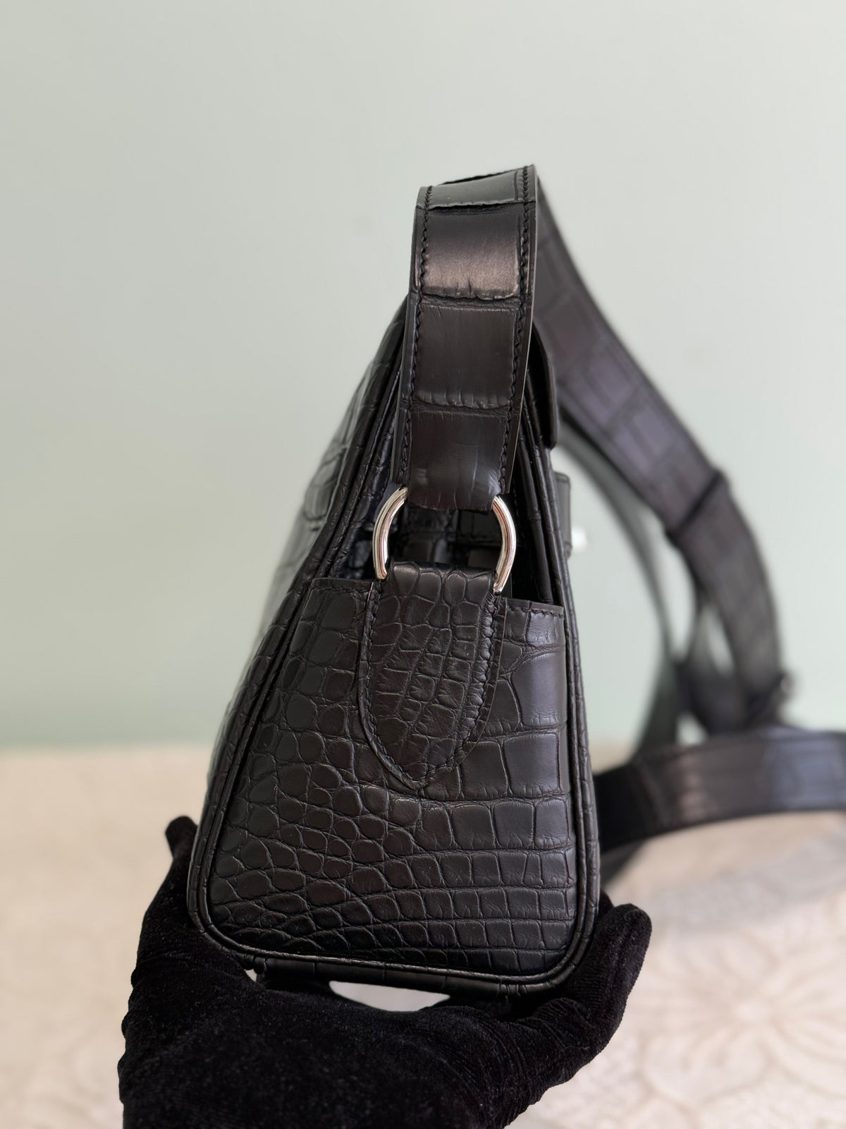 alt
Borsa messenger unisex in vera pelle di coccodrillo per postino