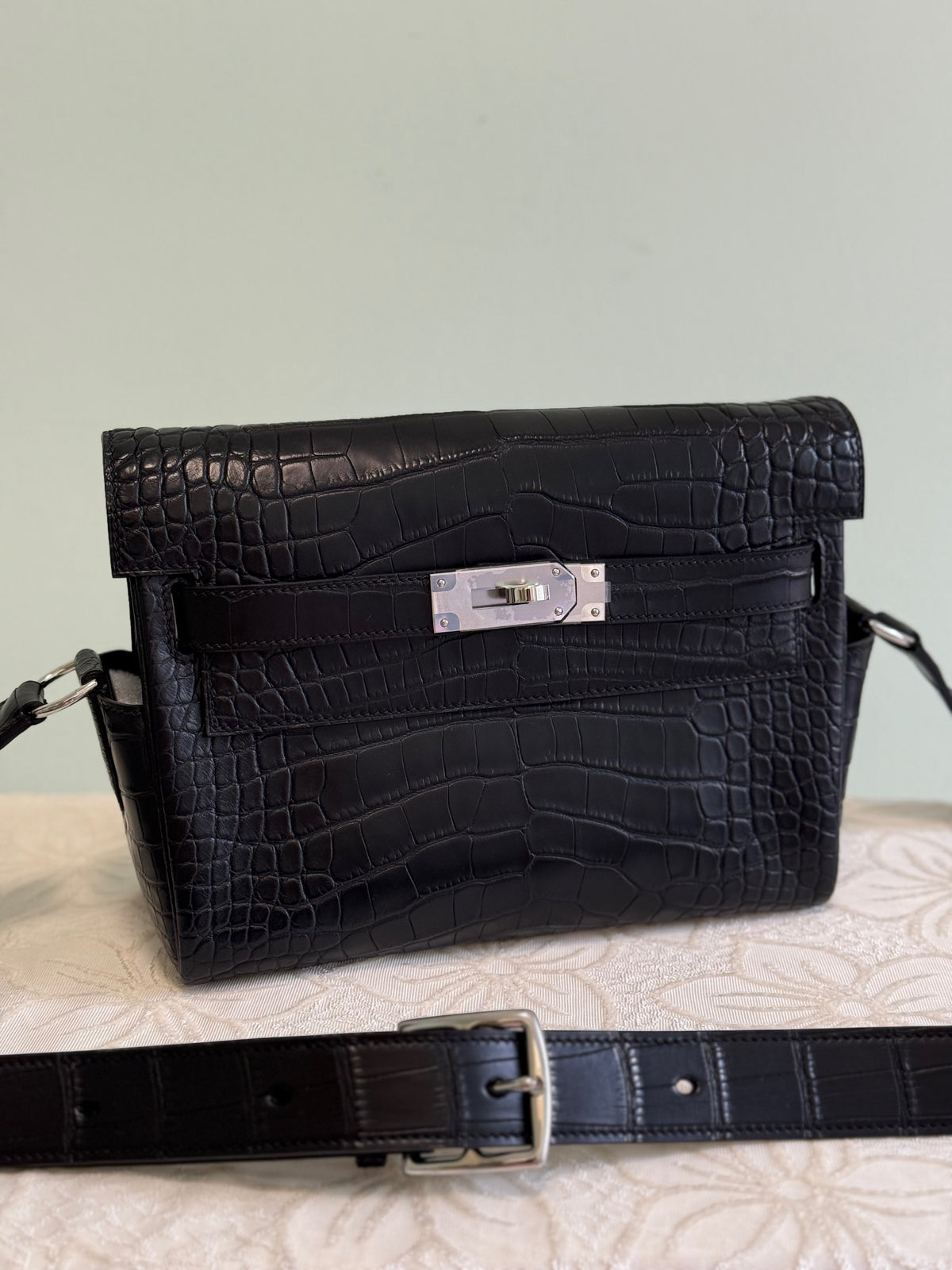 alt
Borsa messenger unisex da postino in vera pelle di coccodrillo