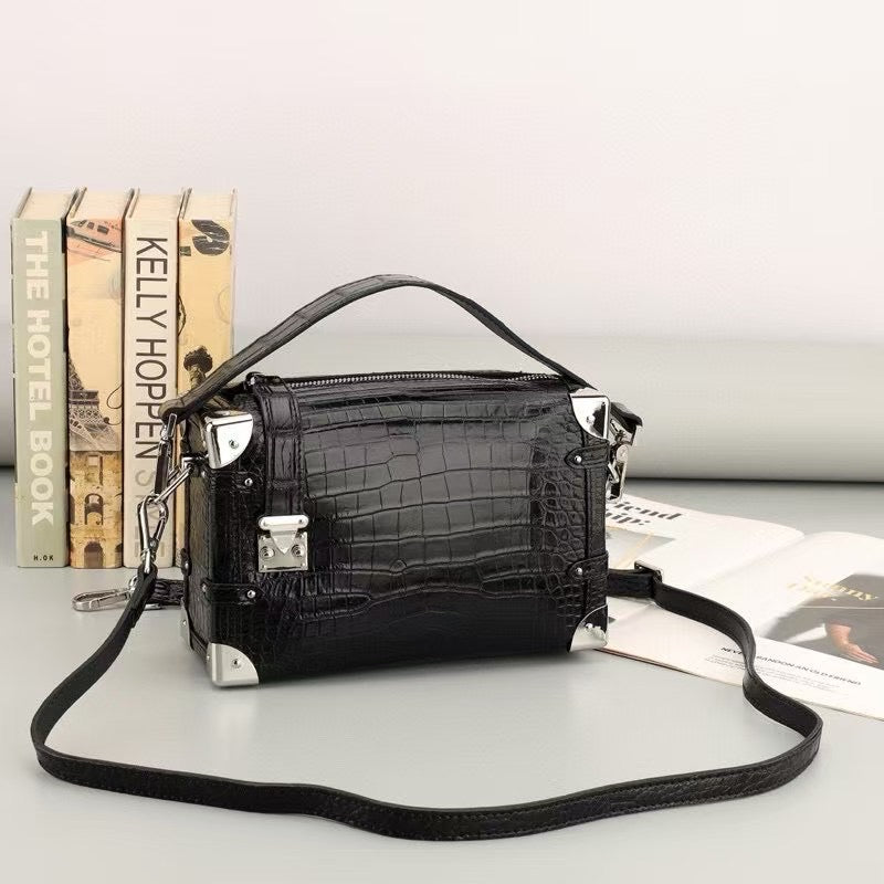 alt
Borsa unisex quadrata a tracolla in vera pelle di coccodrillo
