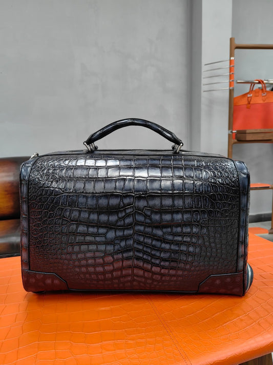 alt
Borsa da viaggio business unisex in vera pelle di coccodrillo, grande borsone con manico a rullo e tracolla, grigio vintage