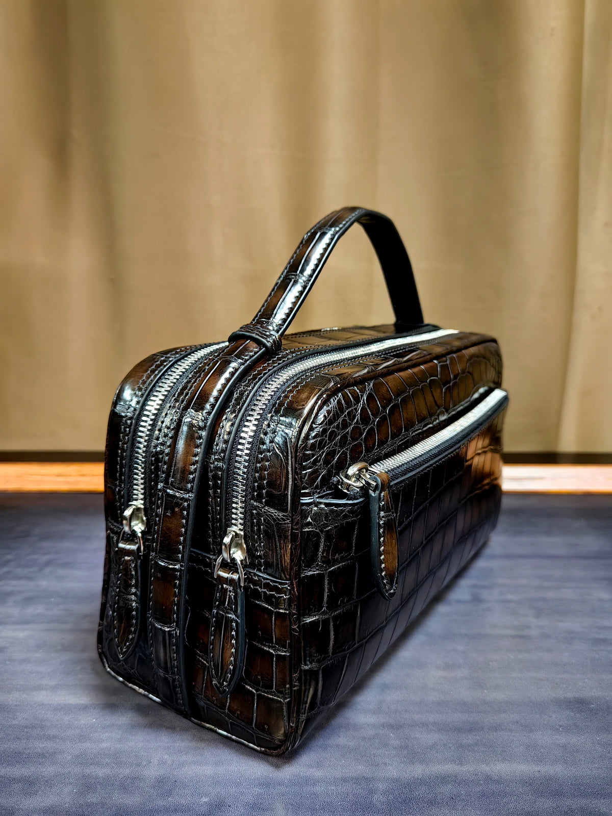 alt
Borsa pochette classica in vera pelle di coccodrillo