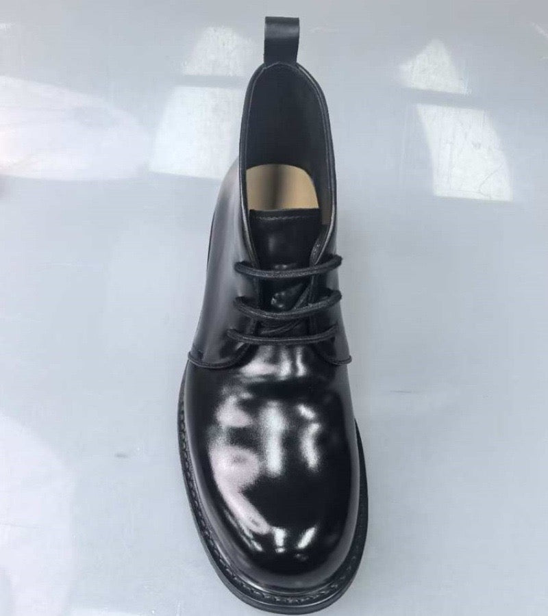 Stivaletti Martin con lacci corti in vero cuoio Shell Cordovan