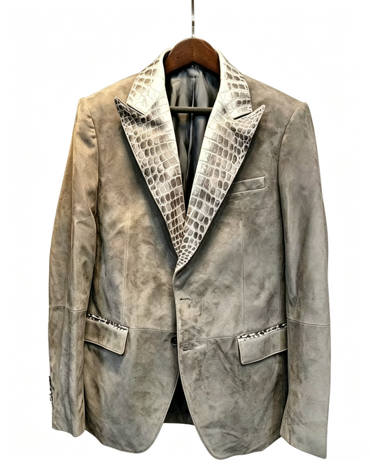 Giacca blazer unisex in pelle scamosciata di Rossie Viren, con colletto in pelle di coccodrillo bianca Himalaya e design elegante.