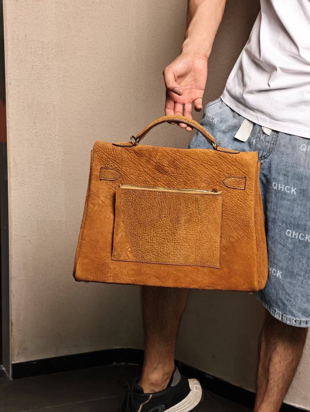 Borsa satchel con manico superiore in pelle cordovan lavata vintage, oro e nero
