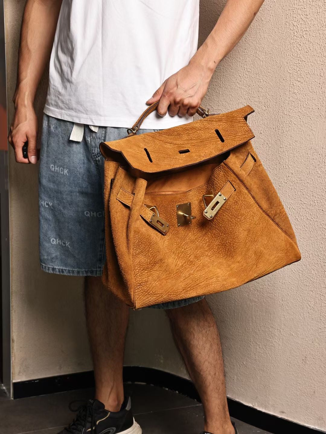 Borsa satchel con manico superiore in pelle cordovan vintage lavata, oro e nera