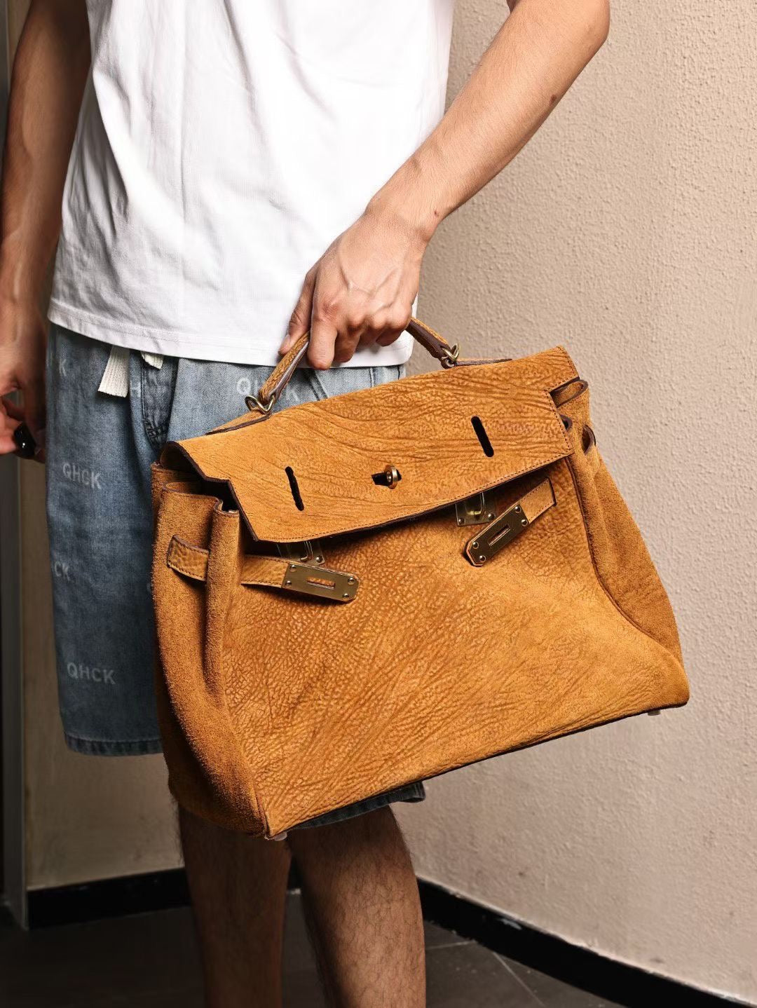 Borsa satchel con manico in vera pelle cordovan lavata vintage, oro e nero