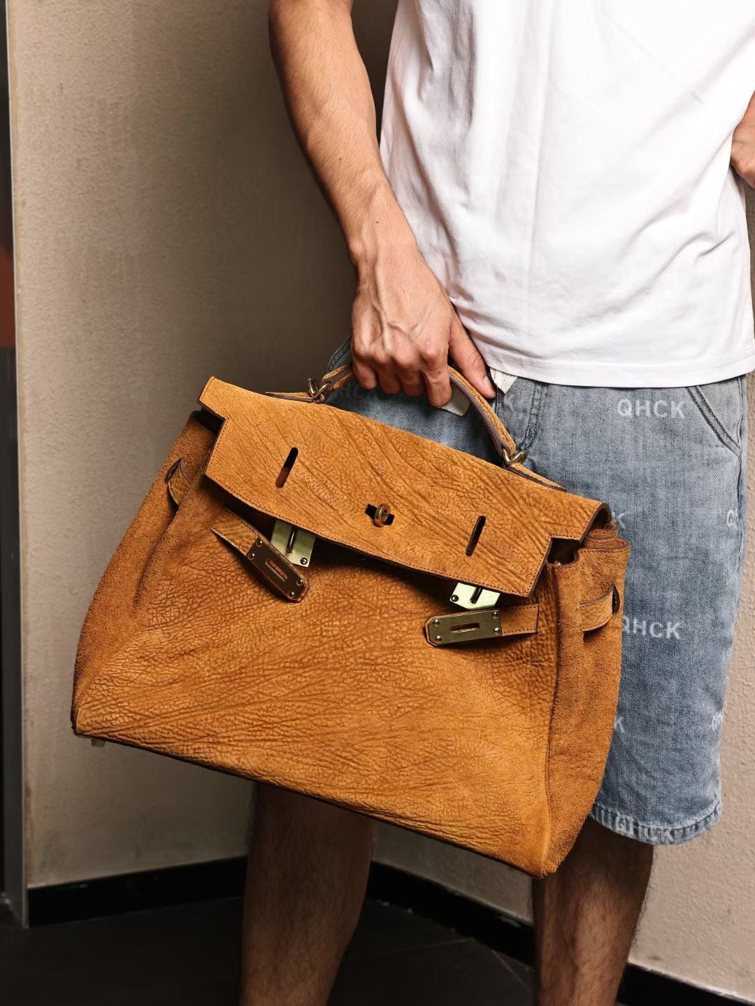 alt
Borsa satchel con manico superiore in vera pelle Cordovan lavata, vintage, oro e nera