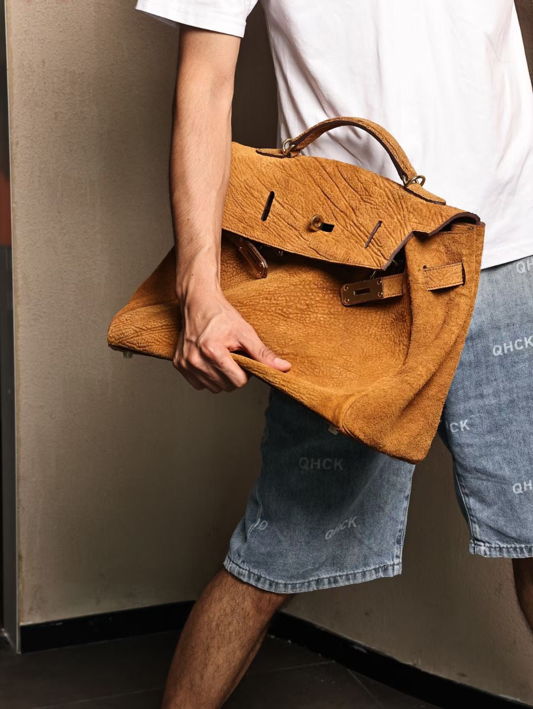 Borsa satchel con manico superiore in vera pelle cordovan lavata, oro e nero