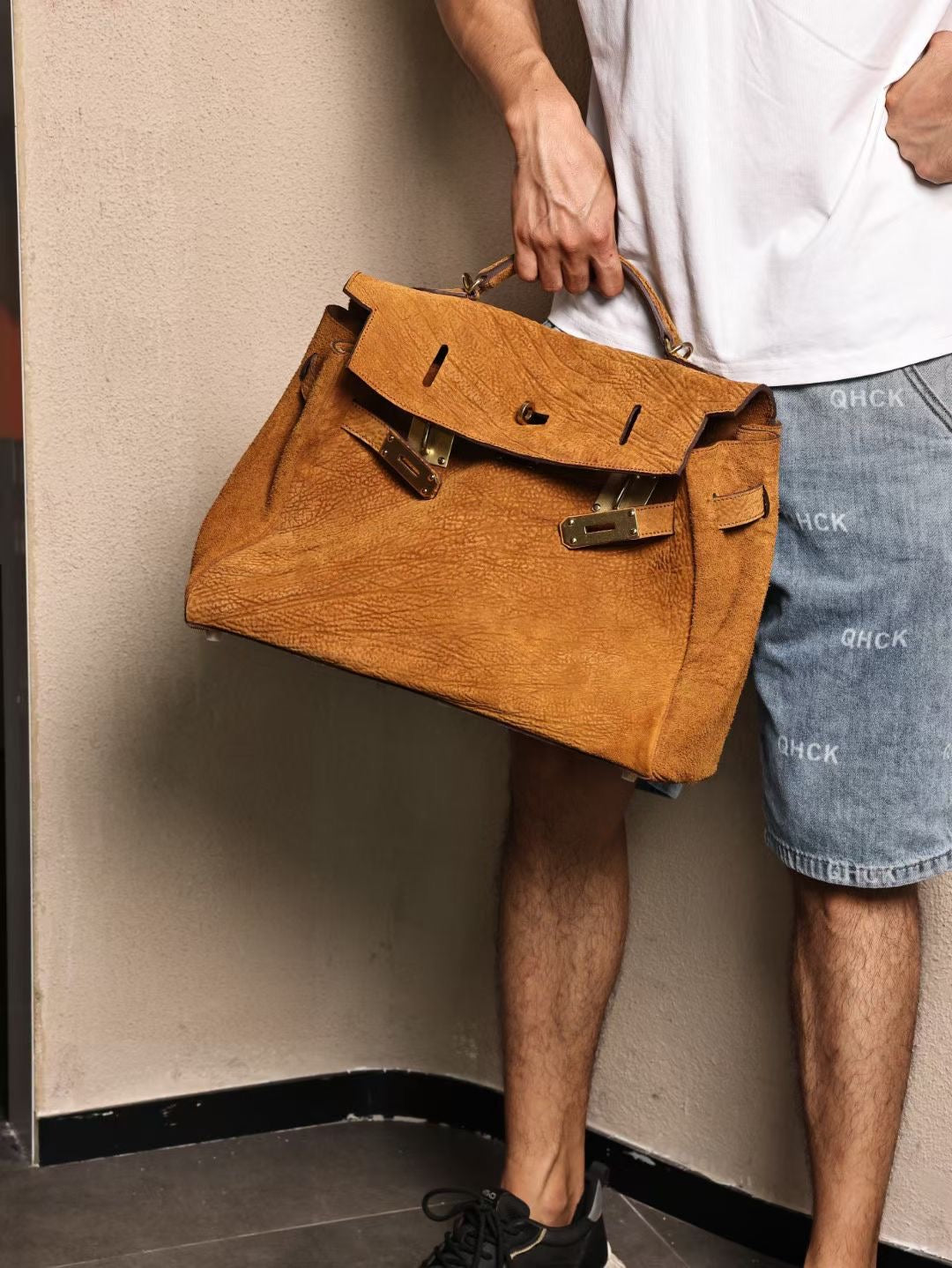 alt
Borsa satchel con manico superiore in vera pelle cordovan lavata vintage, oro e nero