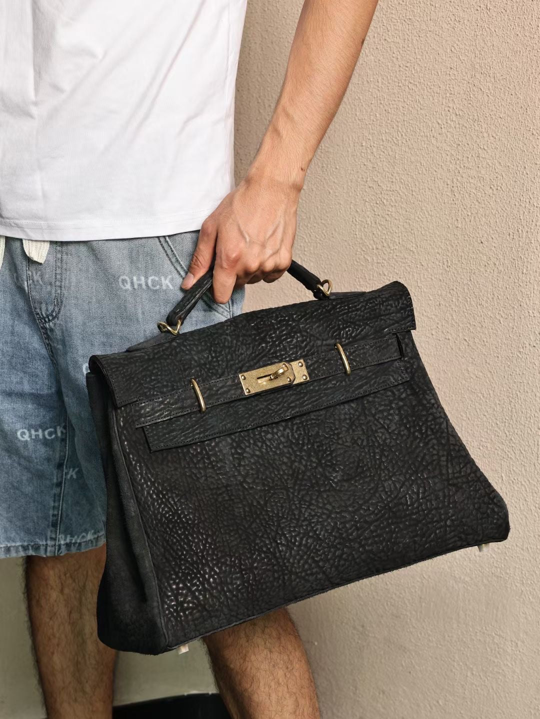 Borsa satchel con manico superiore in vera pelle cordovan vintage lavata, oro e nera
