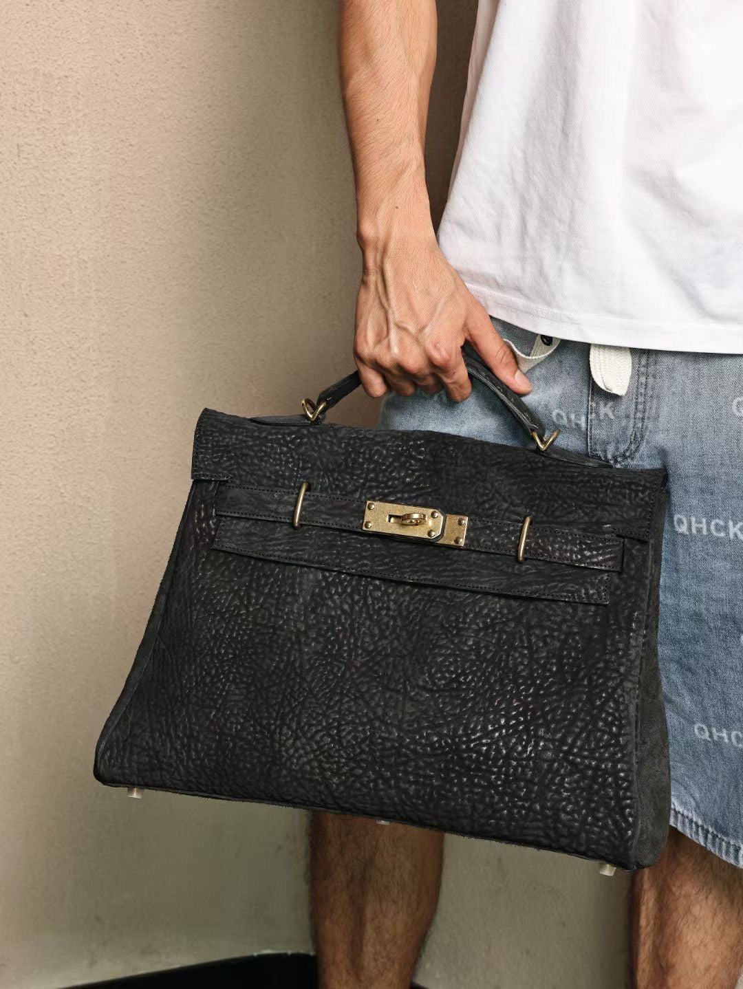 alt
Borsa satchel con manico superiore in vera pelle Cordovan lavata vintage, oro e nero