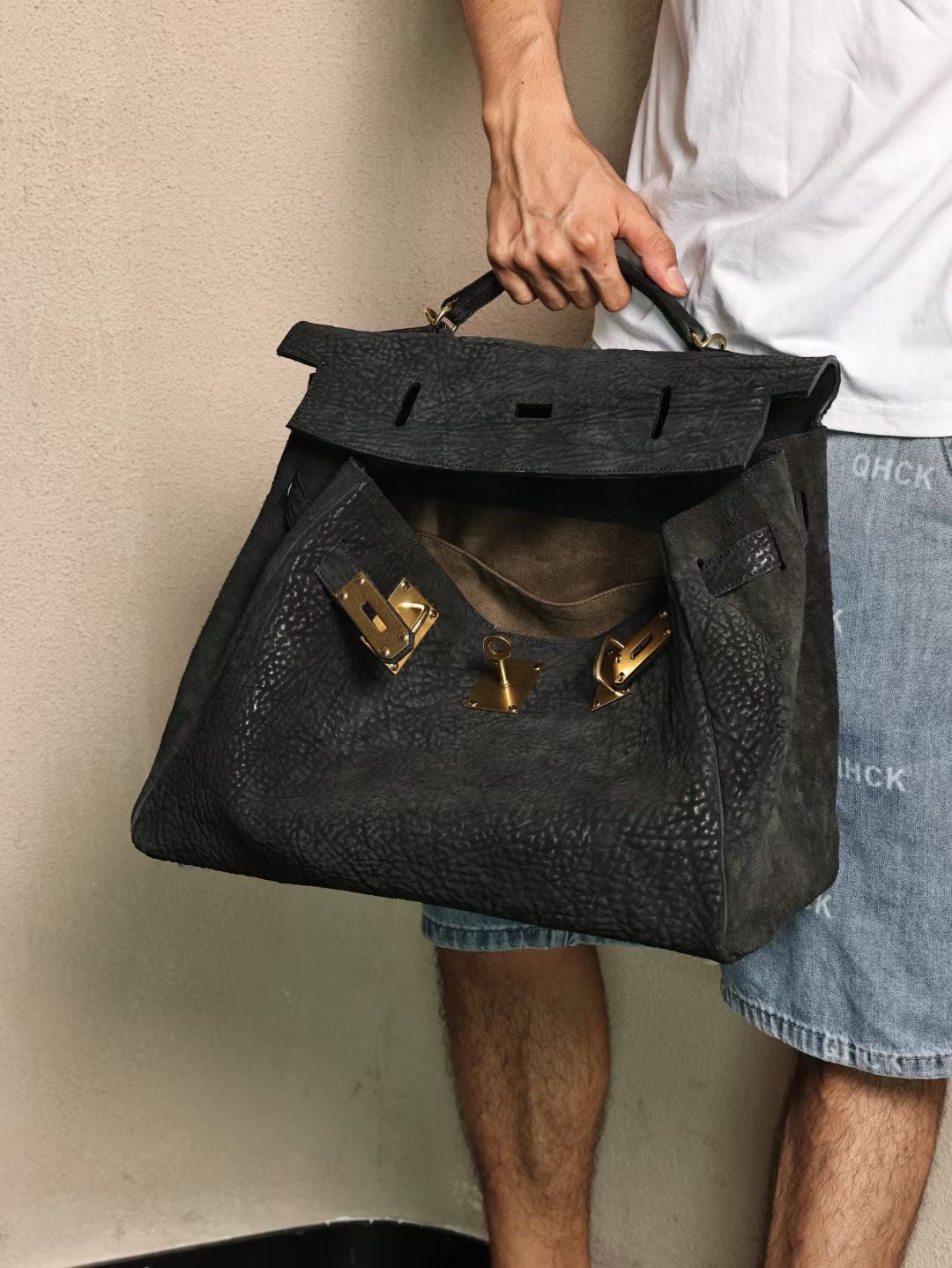 alt
Borsa satchel con manico superiore in vera pelle cordovan vintage lavata, oro e nera