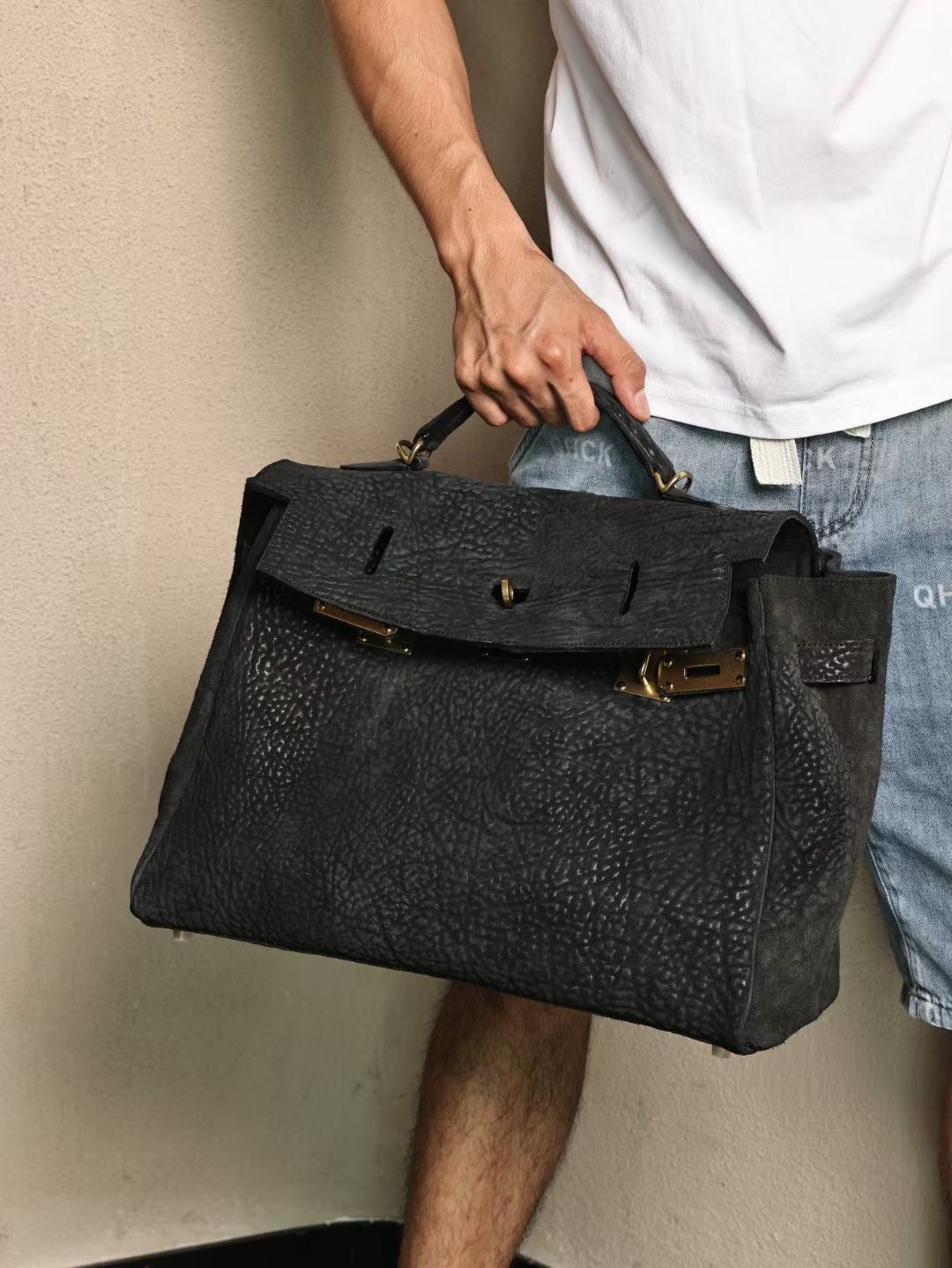 alt
Borsa satchel con manico superiore in vera pelle cordovan vintage lavata, oro e nera