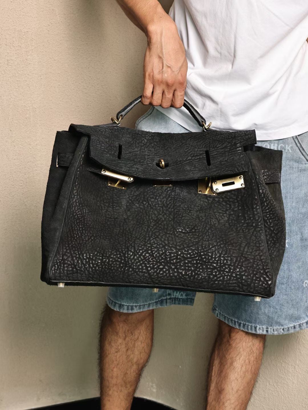 alt
Borsa satchel con manico superiore in vera pelle cordovan lavata, oro e nero