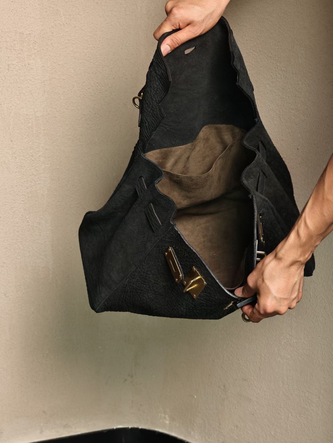 alt
Borsa satchel con manico superiore in pelle cordovan vintage lavata, oro e nero