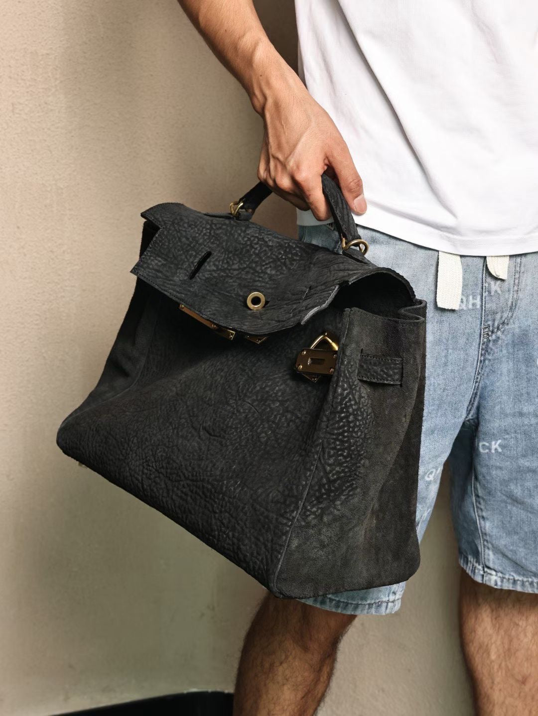 Borsa satchel con manico superiore in vera pelle cordovan lavata, oro e nera