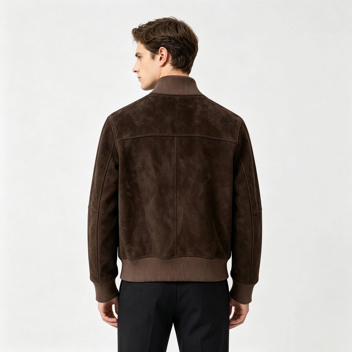 Giacca bomber da uomo in pelle scamosciata, con chiusura a zip, color cuoio e marrone scuro, di Rossie Viren, dal design elegante e aderente.