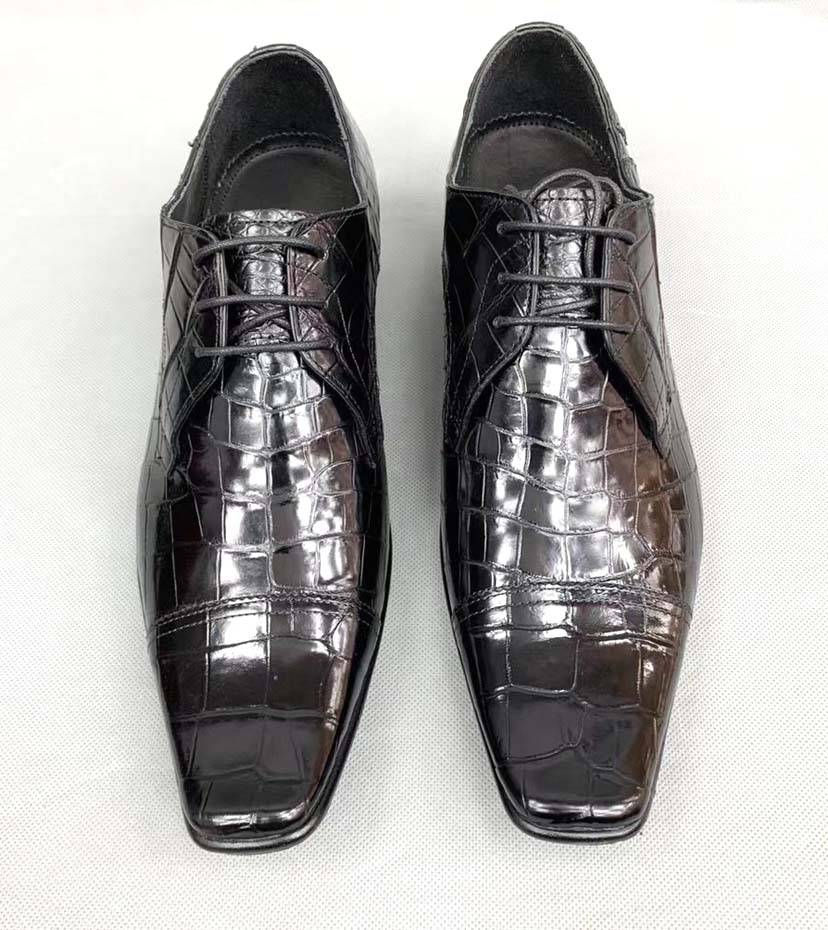 alt
Scarpe eleganti da uomo in pelle di coccodrillo, punta a becco d'anatra, con lacci