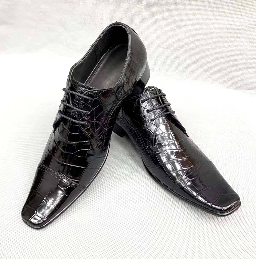 Scarpe da uomo in pelle di coccodrillo con punta a becco d'anatra e lacci