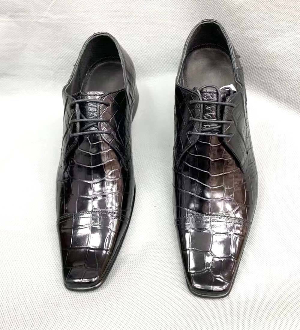 Scarpe eleganti da uomo in pelle di coccodrillo con punta a becco d'anatra e lacci